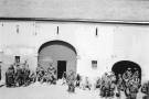 Gefangene im Bauernhof Eischen in RedingenAttert Mai 1940 EISCHEN.jpg